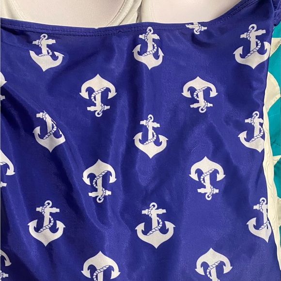 Cute halter swimsuit - Picture 2 of 3